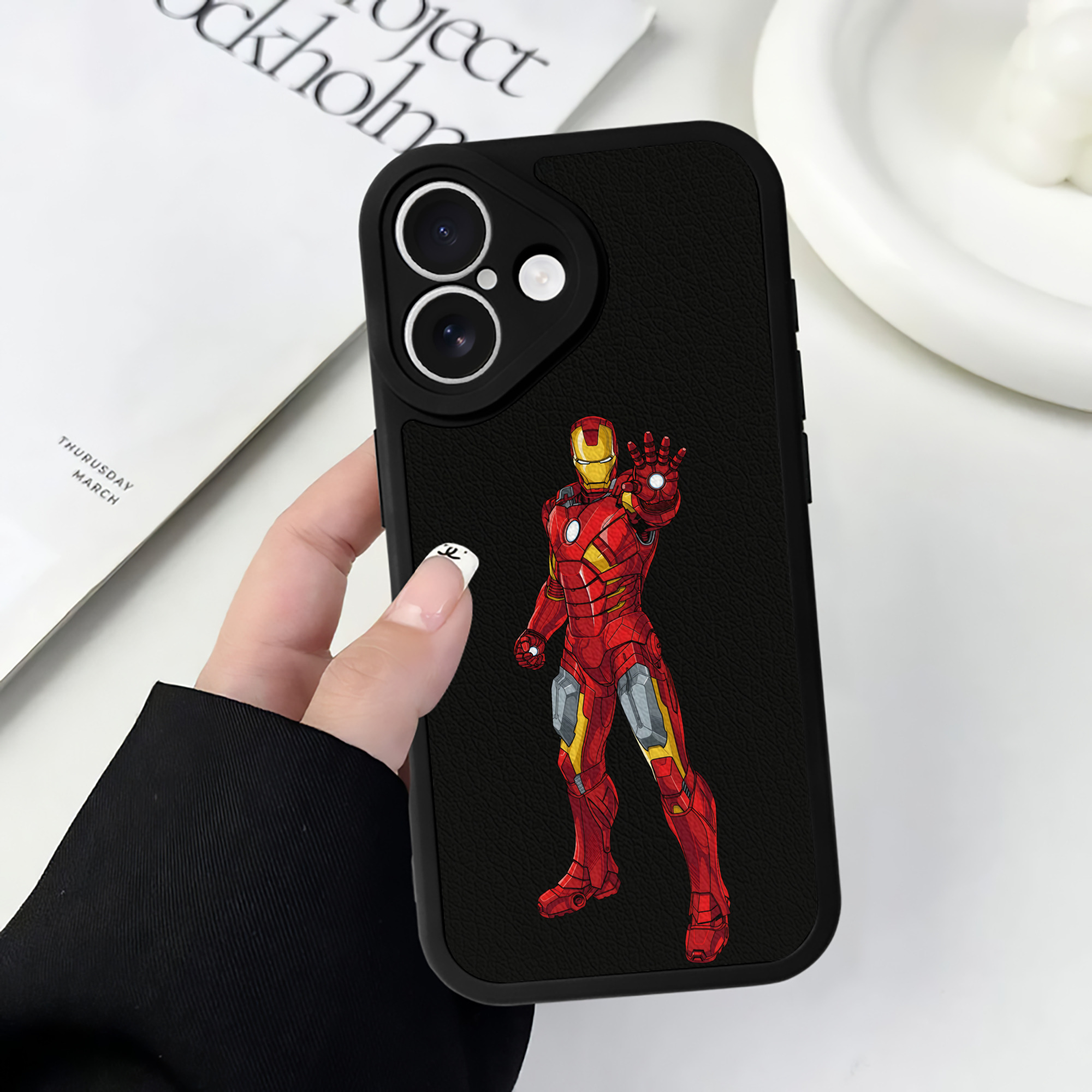 （画像用） アベンジャーズ The Avengers 【iPhone 16シリーズ対応】シリコンスマホケース（レザー調） 材質：シリコン